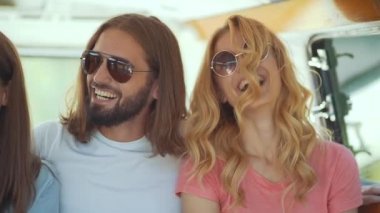 Arkadaşlar arabaya yaz aylarında seyahat, eğleniyor. Yaz seyahat zevk mutlu gülümseyen genç arkadaşlar. Yakışıklı ve güzel kadının Retro otobüs ve yaz tatili.