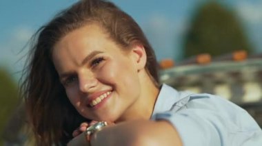 Mutlu kadın eğleniyor, yaz aylarında seyahat etmek tarih Pzr. Güzel gülümseyen kız açık araba çatıdaki Rüzgar üzerinde uçan, yaz zevk saçlı rahatlatıcı.