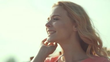 Araba açık çatı seyahat, gezi hafta sonu zevk Rüzgar eğleniyor güneş mutlu kadın yaz zevk güzel gülümseyen kız. 