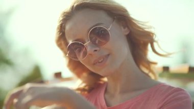 Güzel kız arabada açık çatı seyahat, gezi hafta sonu zevk Rüzgar eğleniyor yaz güneş mutlu gülümseyen kadın zevk güneş gözlüğü. 