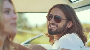 Arkadaşlar arabaya yaz aylarında seyahat, eğleniyor. Yaz seyahat zevk mutlu gülümseyen genç arkadaşlar. Yakışıklı ve güzel kadının Retro otobüs ve yaz tatili.