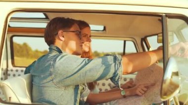 Harita yaz araçta Çift seyahat. Mutlu genç gülümseyen yaz tatile seyahat kullanarak harita insanlar. Yakışıklı ve güzel kadın gezi sahip.