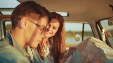 Harita yaz araçta Çift seyahat. Mutlu genç gülümseyen yaz tatile seyahat kullanarak harita insanlar. Yakışıklı ve güzel kadın gezi sahip.