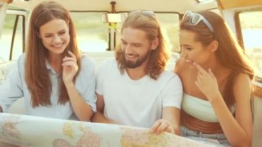 Yaz aylarında seyahat etmek harita kullanan kişiler. Haritayı kullanarak, hafta sonu gezisi güneşli günde zevk mutlu genç arkadaşlar gülümseyerek. Adam ve kadın arabada eğleniyor. Seyahat ve Turizm.