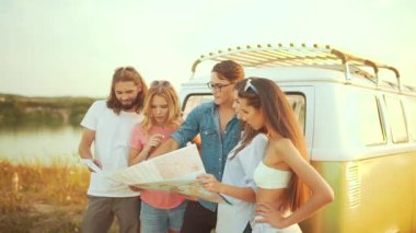 Harita araba yaz aylarında yakınındaki gençlerle. Hedef konumu haritada doğa seyahat tatil zevk arama mutlu gülümseyen arkadaş grubu. Hafta sonları seyahat kadın ve erkek