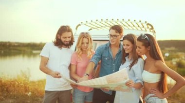 Harita araba yaz aylarında yakınındaki gençlerle. Hedef konumu haritada doğa seyahat tatil zevk arama mutlu gülümseyen arkadaş grubu. Hafta sonları seyahat kadın ve erkek
