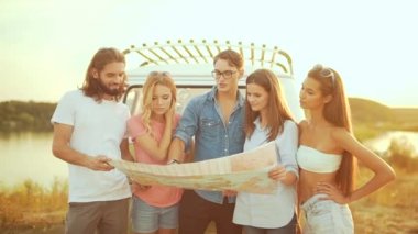 Harita araba yaz aylarında yakınındaki gençlerle. Hedef konumu haritada doğa seyahat tatil zevk arama mutlu gülümseyen arkadaş grubu. Hafta sonları seyahat kadın ve erkek