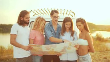 Harita araba yaz aylarında yakınındaki gençlerle. Hedef konumu haritada doğa seyahat tatil zevk arama mutlu gülümseyen arkadaş grubu. Hafta sonları seyahat kadın ve erkek