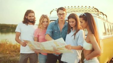 Harita araba yaz aylarında yakınındaki gençlerle. Hedef konumu haritada doğa seyahat tatil zevk arama mutlu gülümseyen arkadaş grubu. Hafta sonları seyahat kadın ve erkek