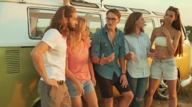 Arkadaşlar yaz aylarında seyahat. İnsanların eğlence gezisinde. Güzel gülen ve Having Fun açık havada, doğada hafta sonu zevk kadın ve erkekler gülümseyen.