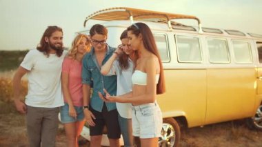 Yaz aylarında doğada telefonda fotoğrafta arkadaşlar. Mutlu genç erkekler ve yaz seyahat etmek tatil zevk, eğlence vakit Retro otobüs açık havada birlikte yakınındaki güzel kadın.