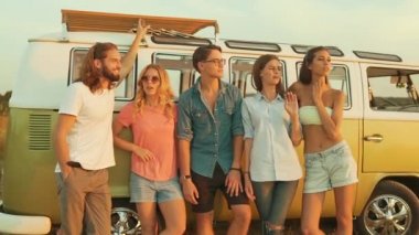 Arkadaşlar yaz aylarında seyahat. İnsanların eğlence gezisinde. Güzel gülen ve Having Fun açık havada, doğada hafta sonu zevk kadın ve erkekler gülümseyen.