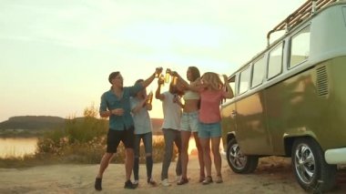 Dans ve doğada içme genç arkadaşlar. Güzel mutlu insanlar içecekler yaz hafta sonu eğleniyor. Retro otobüs yakınındaki dış taraf zevk arkadaş.