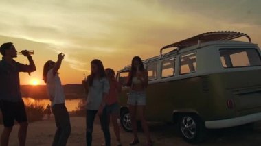 Dans ve doğada içme genç arkadaşlar. Güzel mutlu insanlar içecekler yaz hafta sonu eğleniyor. Retro otobüs yakınındaki dış taraf zevk arkadaş.