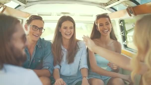 Grupo Amigos Divertindo Viajando Carro Verão Jovens Sorridentes Felizes Roupas — Vídeo de Stock