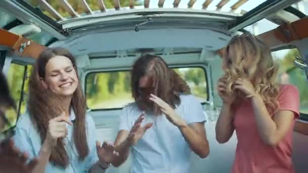Grupo Amigos Divirtiéndose Viajando Coche Verano Felices Jóvenes Sonrientes Con — Vídeos de Stock