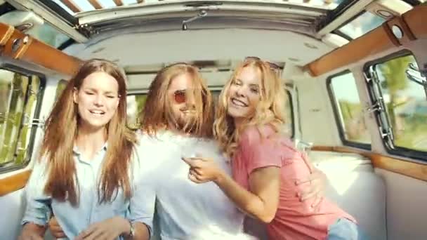 Grupo Amigos Divirtiéndose Viajando Coche Verano Felices Jóvenes Sonrientes Con — Vídeo de stock