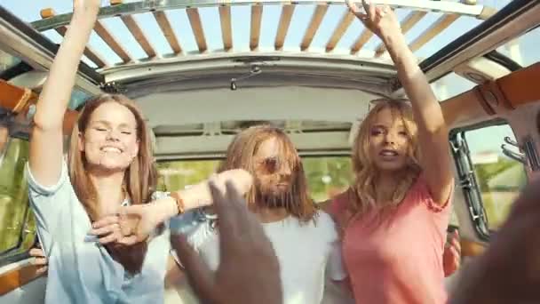 Група Друзів Розважається Подорожуючи Машині Влітку Щасливі Усміхнені Молоді Люди — стокове відео