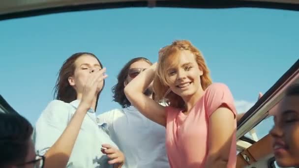 Viagem Verão Amigos Divertindo Viajando Carro Aberto Jovens Sorridentes Mulheres — Vídeo de Stock