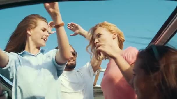 Podróży Latem Znajomi Zabawa Podróżowanie Otwarty Samochód Uśmiechający Się Młodych — Wideo stockowe