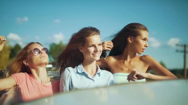 Amigos Felizes Viajam Férias Verão Divertindo Carro Aberto Sorrindo Mulheres — Vídeo de Stock