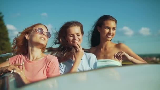 夏休み オープンカーで楽しんで幸せな友達旅行 若い美しい女性の笑顔 オープンカーの屋根で旅行を楽しんで夏太陽と冒険を探して — ストック動画