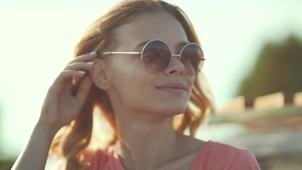 Hermosa Chica Gafas Sol Disfrutando Del Sol Verano Mujer Sonriente — Vídeos de Stock
