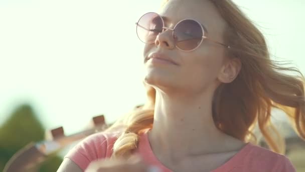 Hermosa Chica Gafas Sol Disfrutando Del Sol Verano Mujer Sonriente — Vídeos de Stock