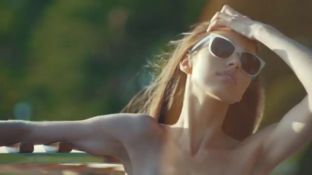 Vacker Kvinna Sommar Resor Med Håret Vinden Lyckligt Leende Flicka — Stockvideo