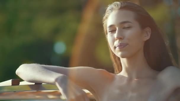 Hermosa Mujer Viajes Verano Con Pelo Viento Feliz Chica Sonriente — Vídeos de Stock