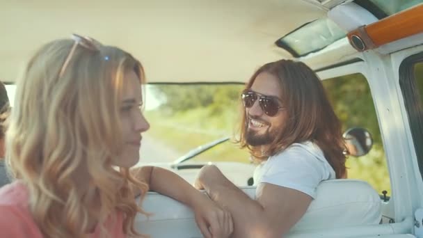 Друзі Подорожують Машині Влітку Розважаючись Щасливі Усміхнені Молоді Друзі Насолоджуються — стокове відео
