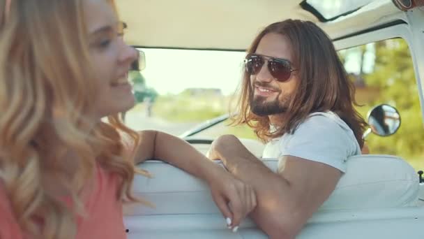 Amis Voyageant Voiture Été Amuser Joyeux Souriant Jeunes Amis Profitant — Video