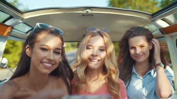 Amigos Felizes Divertindo Verão Viajar Carro Usando Telefone Meninas Sorridentes — Vídeo de Stock