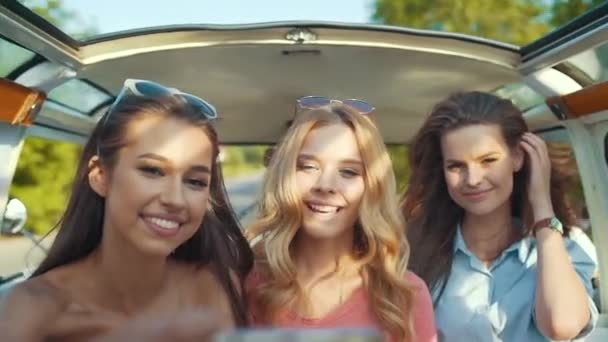 Amici Felici Divertirsi Estate Viaggiare Auto Utilizzando Telefono Belle Ragazze — Video Stock