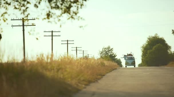 Amici Felici Che Viaggiano Auto Divertirsi Estate Sorridenti Giovani Uomini — Video Stock