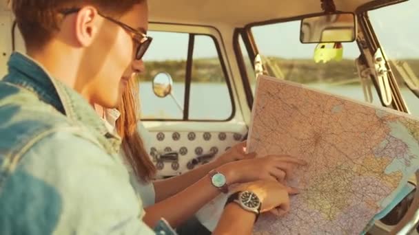 Néhány Utazási Térképpel Nyáron Autóban Boldog Mosolygós Fiatalok Segítségével Térkép — Stock videók