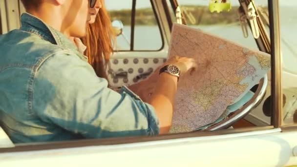 Pareja Viajes Con Mapa Coche Verano Jóvenes Sonrientes Felices Usando — Vídeo de stock