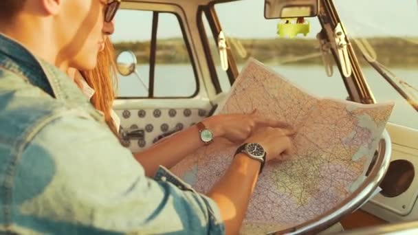 Ζευγάρι Ταξιδιών Χάρτη Στο Αυτοκίνητο Καλοκαίρι Ευτυχής Χαμογελαστοί Νέους Χρησιμοποιώντας — Αρχείο Βίντεο