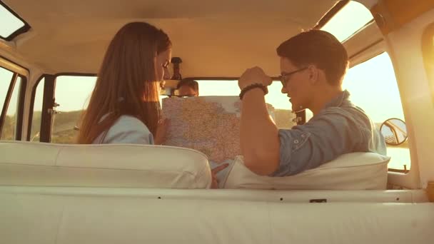 Φίλοι Χάρτη Που Ταξιδεύει Στο Αυτοκίνητο Καλοκαίρι Όμορφος Άντρας Γυαλιά — Αρχείο Βίντεο