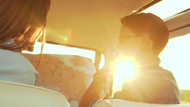 Amigos Usando Mapa Viajando Coche Verano Hombre Guapo Gafas Hermosa — Vídeo de stock