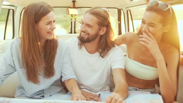 Люди Використовують Карту Подорожуючи Влітку Усміхаючись Щасливі Молоді Друзі Використовуючи — стокове відео