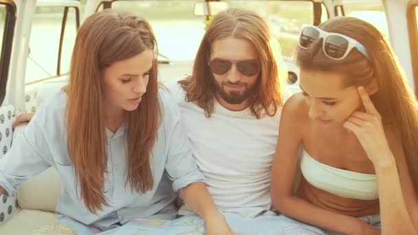 Pessoas Usando Mapa Viajando Verão Sorrindo Jovens Amigos Felizes Usando — Vídeo de Stock