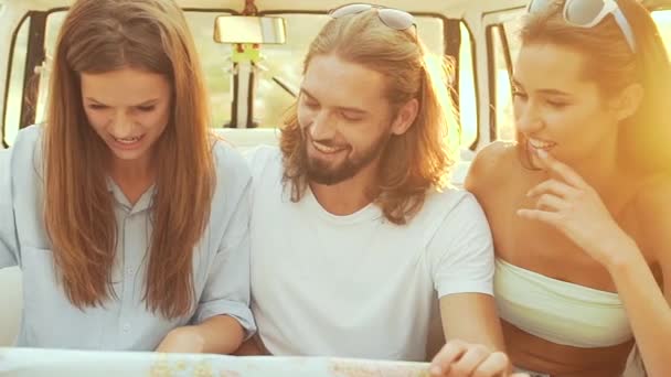 Personnes Utilisant Carte Voyageant Été Souriant Heureux Jeunes Amis Utilisant — Video