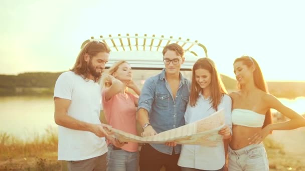 Jóvenes Con Mapa Cerca Coche Verano Grupo Amigos Sonrientes Felices — Vídeo de stock