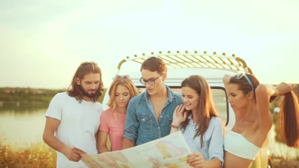 Молодые Люди Картой Рядом Машиной Летом Группа Счастливых Улыбающихся Друзей — стоковое видео