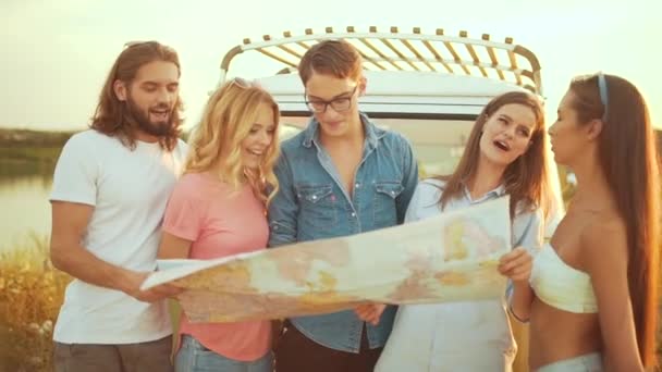 Jóvenes Con Mapa Cerca Coche Verano Grupo Amigos Sonrientes Felices — Vídeos de Stock