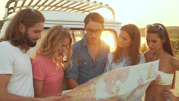 Viagem Verão Amigos Usando Mapa Perto Carro Natureza Happy Smiling — Vídeo de Stock