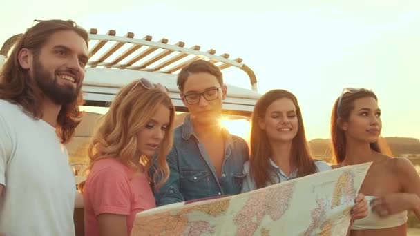 Viagem Verão Amigos Usando Mapa Perto Carro Natureza Happy Smiling — Vídeo de Stock