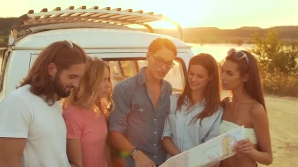 Літня Подорож Друзі Використовують Карту Біля Машини Природі Щасливі Усміхнені — стокове відео