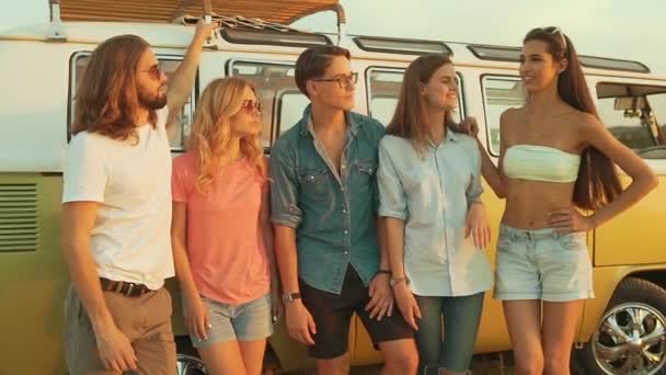 Друзья Путешествуют Летом Люди Веселятся Поездке Красивые Улыбающиеся Молодые Мужчины — стоковое видео
